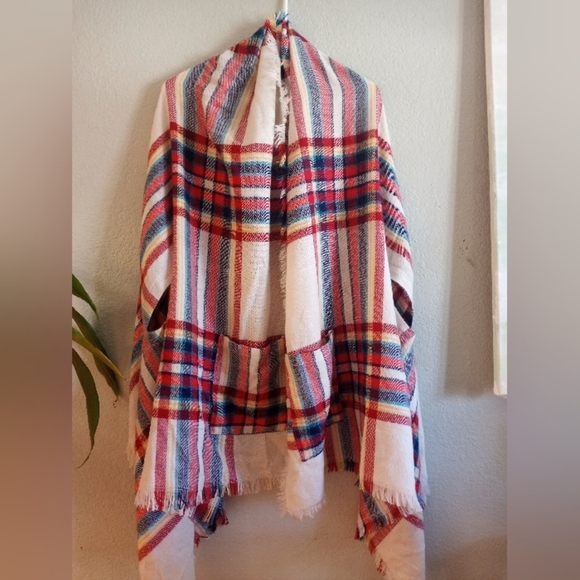 Grace and Lace poncho with pockets - Picture 3 of 4